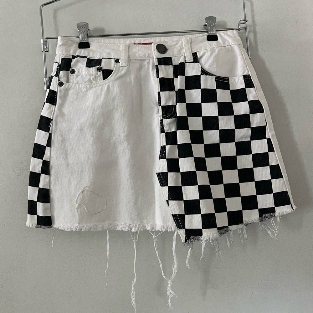 Signature8 white and black checkered mini skirt, size small